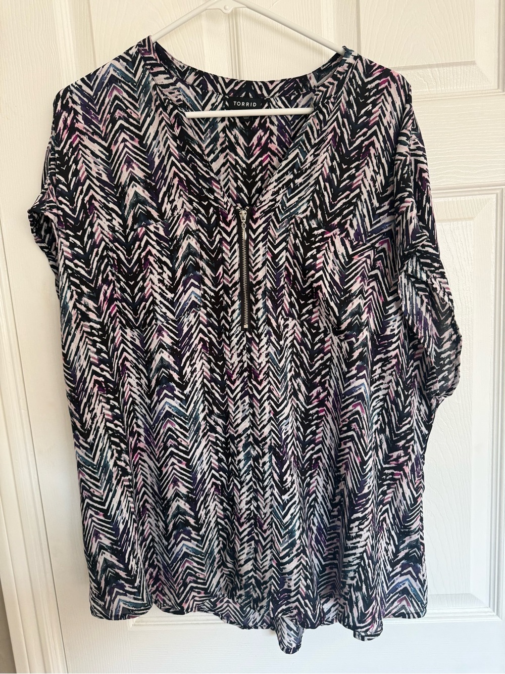 Torrid size 1 Women’s  Black Chevron Print Zip-Front Top